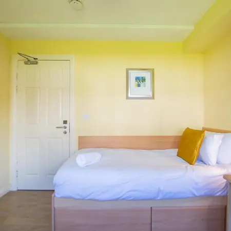 Apartment 33 - Spacious 2 Bed Apt, Sleeps 5 *