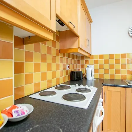 33 - Spacious 2 Bed Apt, Sleeps 5 Apartment