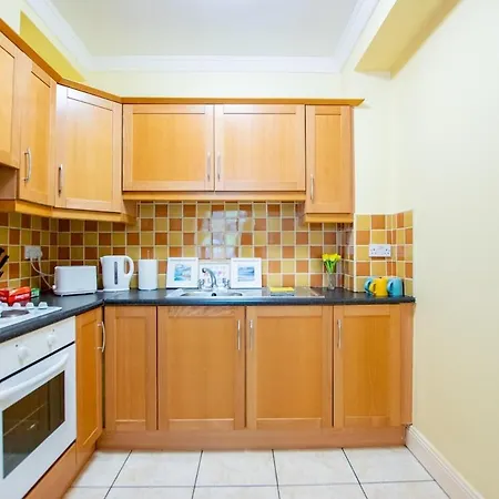 Apartment 33 - Spacious 2 Bed Apt, Sleeps 5