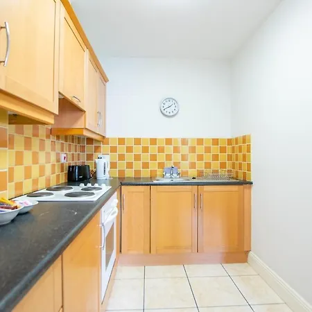 33 - Spacious 2 Bed Apt, Sleeps 5 *
