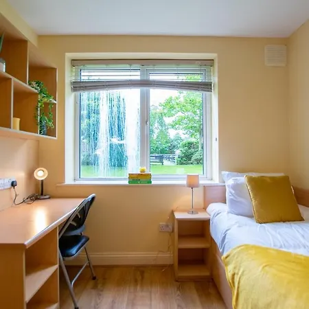 33 - Spacious 2 Bed Apt, Sleeps 5 * Galway