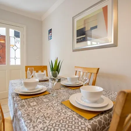 33 - Spacious 2 Bed Apt, Sleeps 5 Apartment