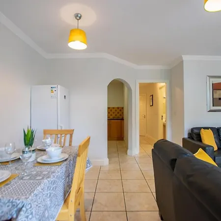 33 - Spacious 2 Bed Apt, Sleeps 5