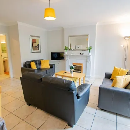 Apartment 33 - Spacious 2 Bed Apt, Sleeps 5 *