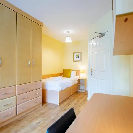 33 - Spacious 2 Bed Apt, Sleeps 5 Apartment Galway