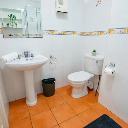 33 - Spacious 2 Bed Apt, Sleeps 5 * Galway