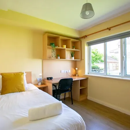 33 - Spacious 2 Bed Apt, Sleeps 5 Galway