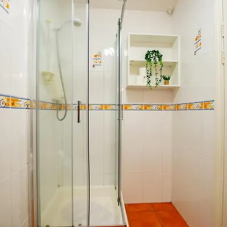 33 - Spacious 2 Bed Apt, Sleeps 5