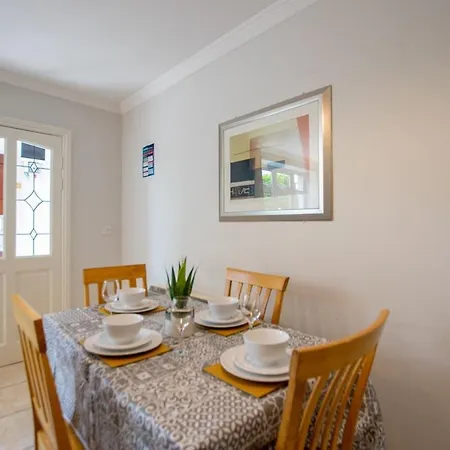 Apartment 33 - Spacious 2 Bed Apt, Sleeps 5 Galway