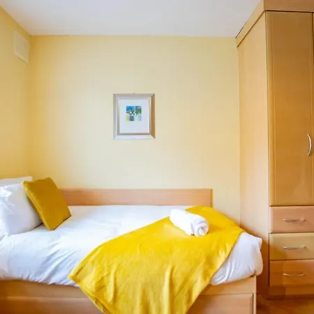 33 - Spacious 2 Bed Apt, Sleeps 5 *