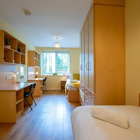 33 - Spacious 2 Bed Apt, Sleeps 5