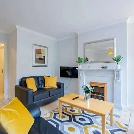 33 - Spacious 2 Bed Apt, Sleeps 5