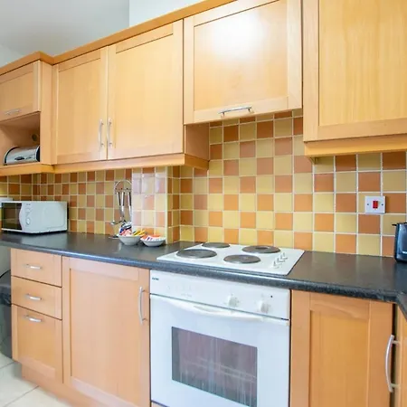 33 - Spacious 2 Bed Apt, Sleeps 5 * 戈尔韦