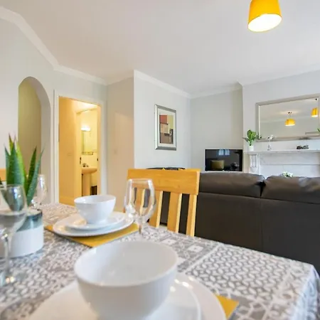 Apartman 33 - Spacious 2 Bed Apt, Sleeps 5