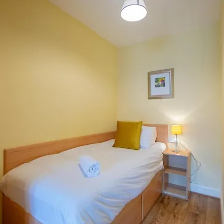Apartman 33 - Spacious 2 Bed Apt, Sleeps 5 *