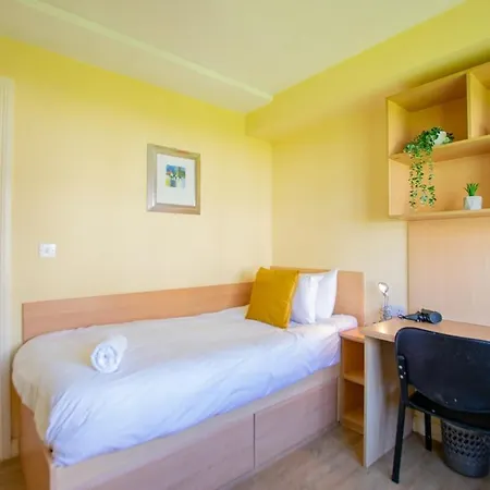 33 - Spacious 2 Bed Apt, Sleeps 5