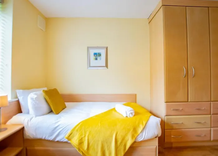 33 - Spacious 2 Bed Apt, Sleeps 5 *